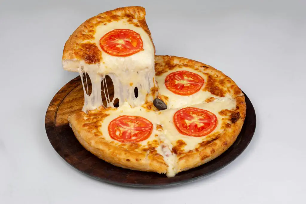 how many calories in a slice of cheese pizza